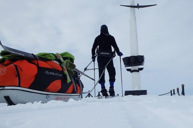 Сахалинский путешественник в одиночку на лыжах прошел по замерзшему морю 500 км