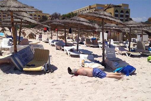 В атакованных террористами отелях в Тунисе есть россияне