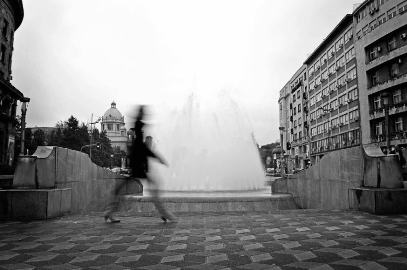 Женщина-призрак гуляет по Белграду (Фоторепортаж)