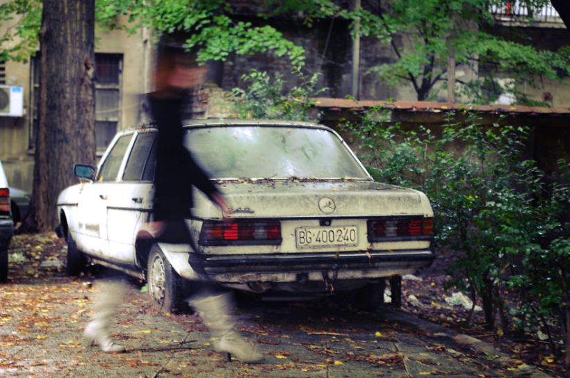 Женщина-призрак гуляет по Белграду (Фоторепортаж)