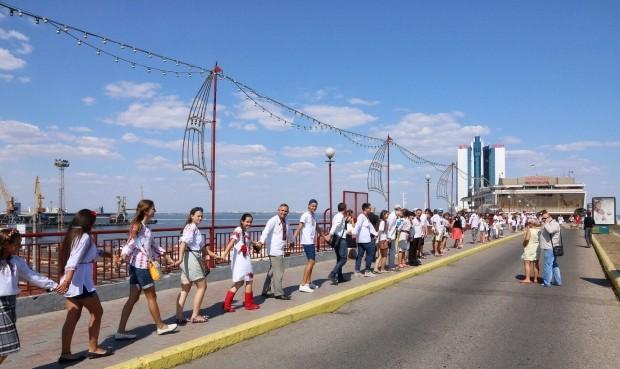В Одессе люди в вышиванках создали рекордную «вышиванковую цепь»