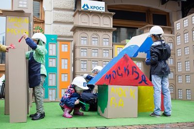 Юные москвичи в День рождения столицы построили свой картонный город