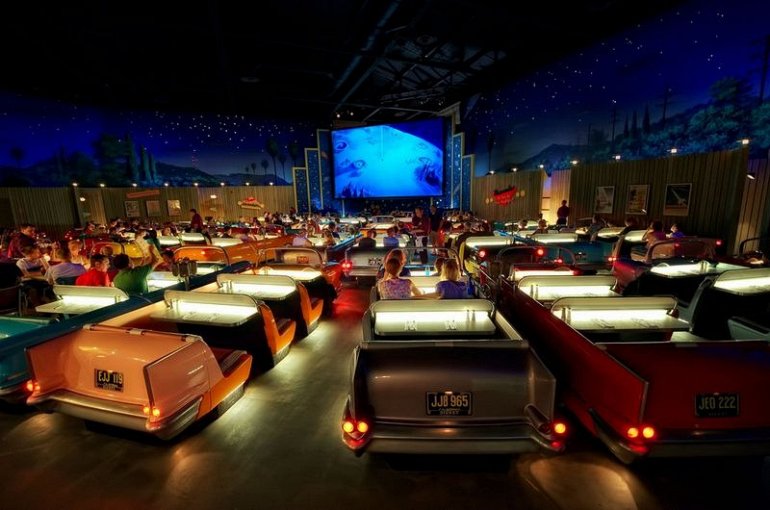 Кинотеатр-ресторан в стиле Sci-Fi