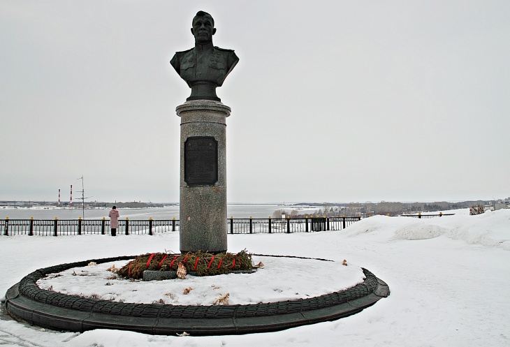 Памятник дважды Герою советского Союза лётчику А. В. Ворожейкину в Городце.