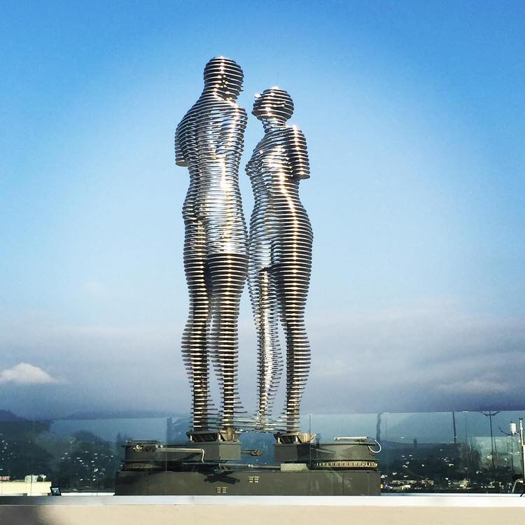 Али и Нино: Скульптура в честь трогательной истории любви