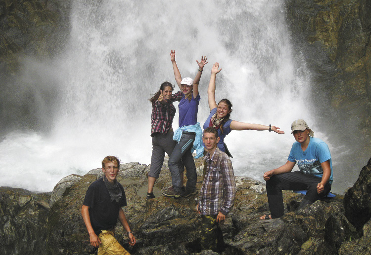 В брызгах водопада Теккелю всю усталось как рукой снимает. Республика Алтай
