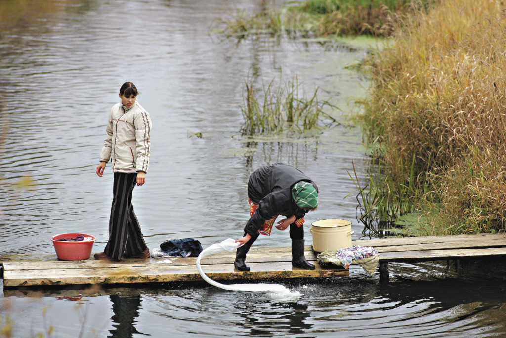 В Плёсе, как много веков назад, женщины полощут белье в водах великой русской реки. Помогает и подрастающее поколение. Ивановская область