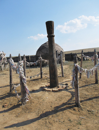 За оградой Сарай-Бату находится шаманское капище. Астраханская область