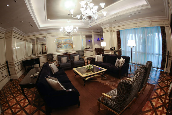 Royal Suite — самый большой и дорогой люкс в Lotte Hotel Moscow и один из самых больших и дорогих в Москве. 490 кв. м королевского сьюта оценивают в 1 180 000 руб.