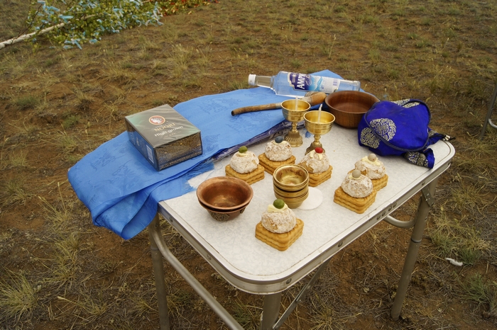 Тахил — столик с угощениями для духов