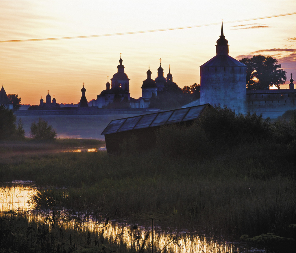 Вид на Кирилло-Белозерский монастырь с берега Сиверского озера.