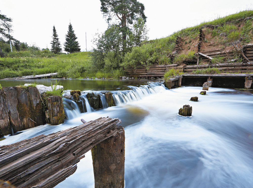 Старая деревянная плотина на реке Тотьме органично дополняет северный пейзаж.