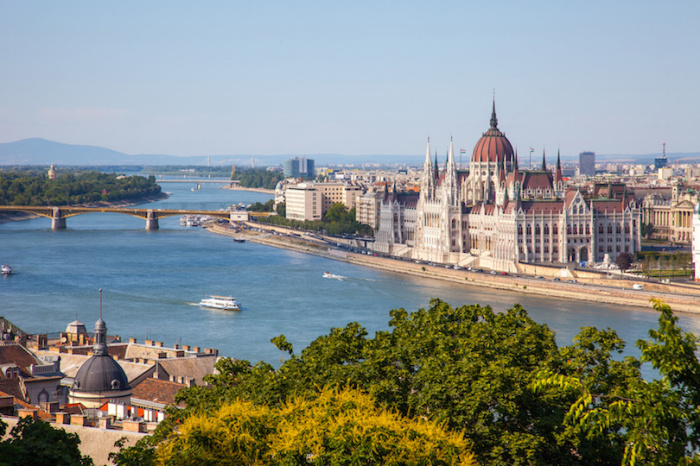 Два города, Буда и Пешт, разделенные рекой Дунай, но смешивалось в одну великолепную столицу.