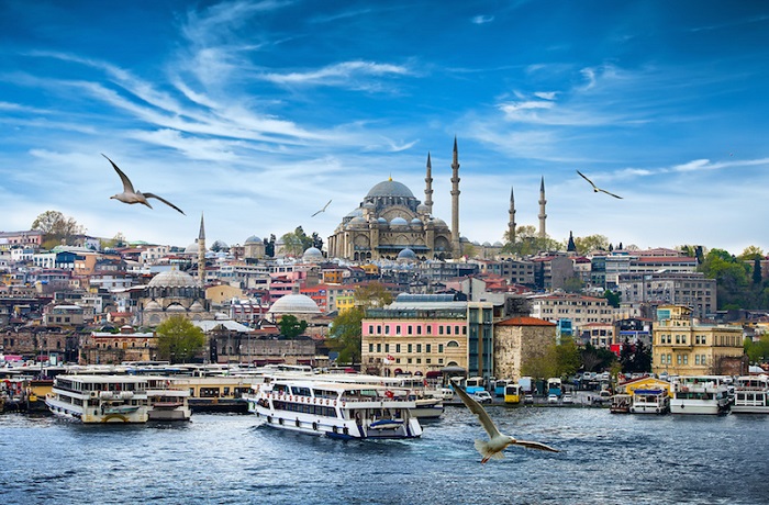 Стамбул простирается на обе стороны Босфора, узкий пролив, который соединяет Азию и Европу, что делает его единственным городом в мире, охватывающий два континента.