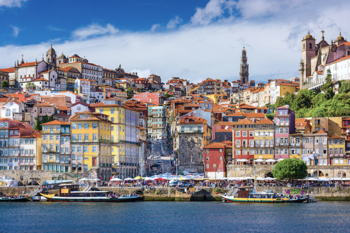 Португальский город прославился своей гастрономией, портвейном и удивительным смешением старинных и современных черт в архитектуре.