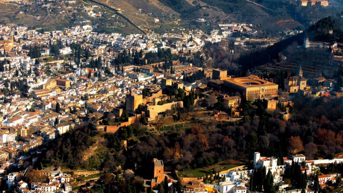 Испанский город, в котором сохранилось много исторических памятников маврской эпохи, а также готического периода и эпохи ренессанса.