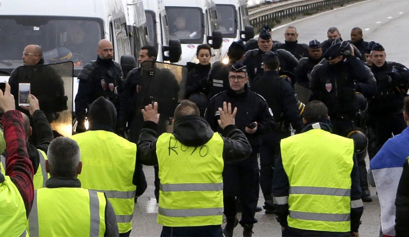 МИД рекомендует туристам избегать мест скопления людей в Париже