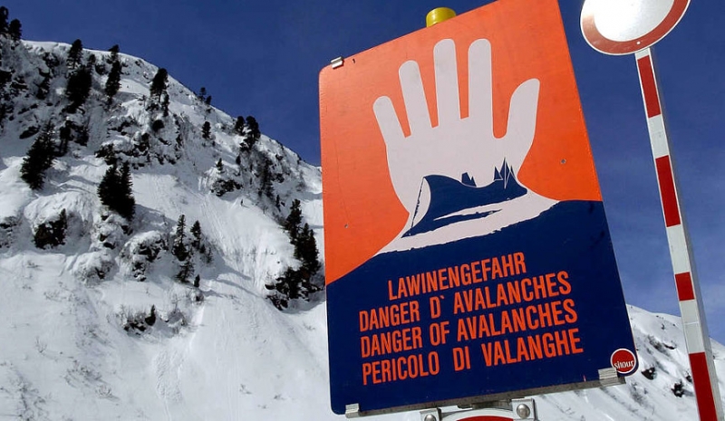 Снегопады в Альпах парализовали движение на дорогах 