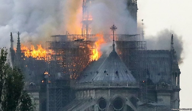 Пожар в соборе Парижской Богоматери полностью не потушен