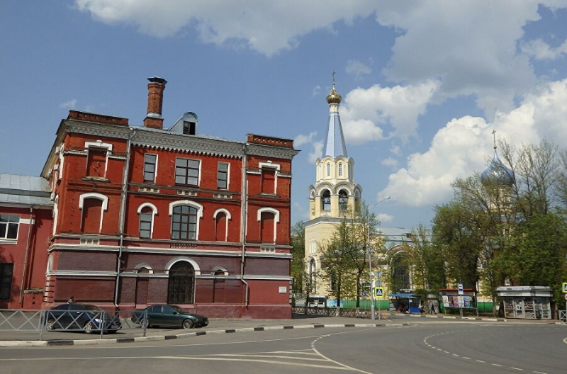 Большинство туристов, приезжая в Ярославль, ограничиваются Кремлем и его окрестностями. На самом деле, в городе несколько сотен достопримечательностей, двести из которых — под охраной ЮНЕСКО. В районах за рекой Которосль есть необычные храмы, в центральной части города — шедевры купеческой и советской архитектуры. О том, где искать «Библию в картинках», пианино во дворе, «Ярославскую свечу» и храм, изображенный на денежной купюре, — в материале РИА Новости.