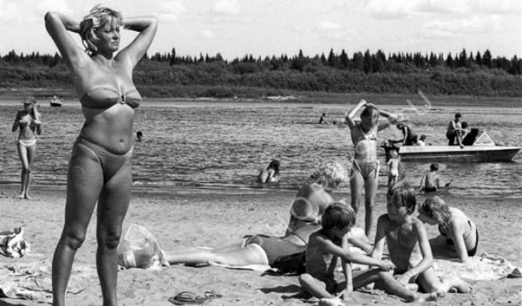 Пока все наблюдают за свежими фото голливудских звезд, которые нежатся на пляже в какой-нибудь Касабланке, мы решили вспомнить, как это было во времена СССР