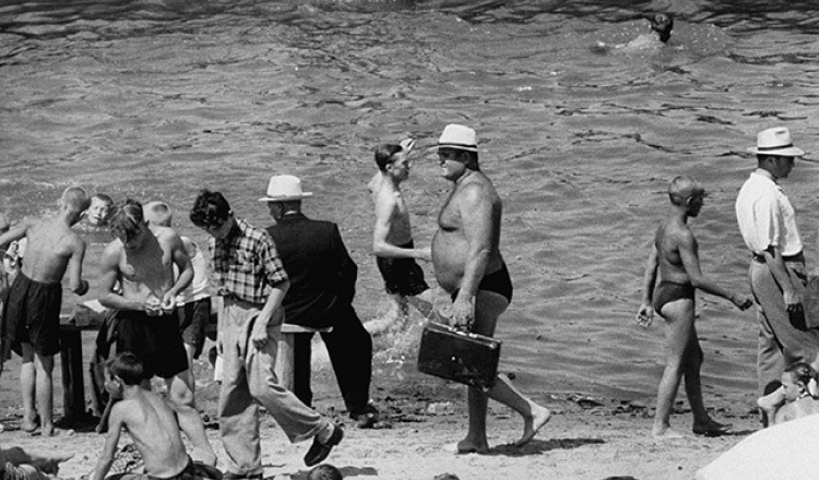 Пока все наблюдают за свежими фото голливудских звезд, которые нежатся на пляже в какой-нибудь Касабланке, мы решили вспомнить, как это было во времена СССР