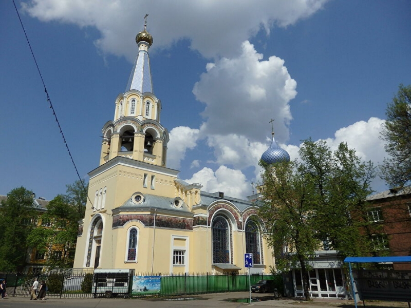 Большинство туристов, приезжая в Ярославль, ограничиваются Кремлем и его окрестностями. На самом деле, в городе несколько сотен достопримечательностей, двести из которых — под охраной ЮНЕСКО. В районах за рекой Которосль есть необычные храмы, в центральной части города — шедевры купеческой и советской архитектуры. О том, где искать «Библию в картинках», пианино во дворе, «Ярославскую свечу» и храм, изображенный на денежной купюре, — в материале РИА Новости.