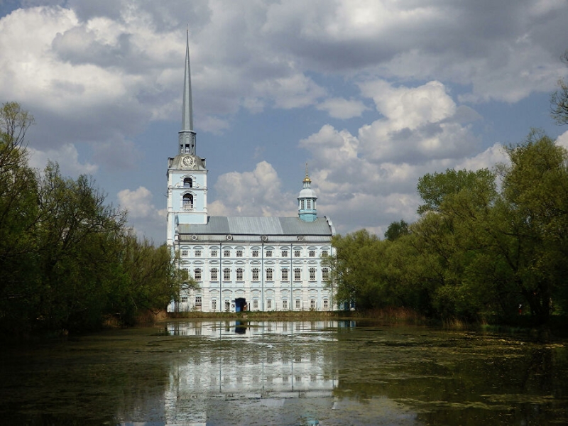 Большинство туристов, приезжая в Ярославль, ограничиваются Кремлем и его окрестностями. На самом деле, в городе несколько сотен достопримечательностей, двести из которых — под охраной ЮНЕСКО. В районах за рекой Которосль есть необычные храмы, в центральной части города — шедевры купеческой и советской архитектуры. О том, где искать «Библию в картинках», пианино во дворе, «Ярославскую свечу» и храм, изображенный на денежной купюре, — в материале РИА Новости.