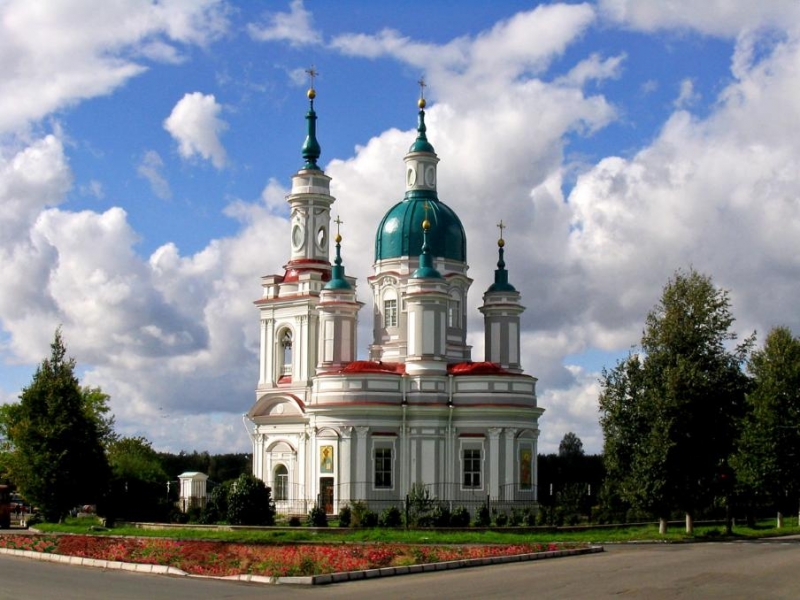 Санкт-Петербург – столица Ленинградской области и один из самых интересных российских городов. Высоких сезонов в Санкт-Петербурге два: это период белых ночей и первый месяц осени.