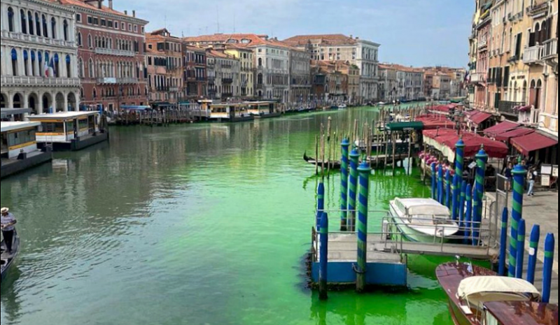 В Венеции кто-то подкрасил воду в Гранд-канале