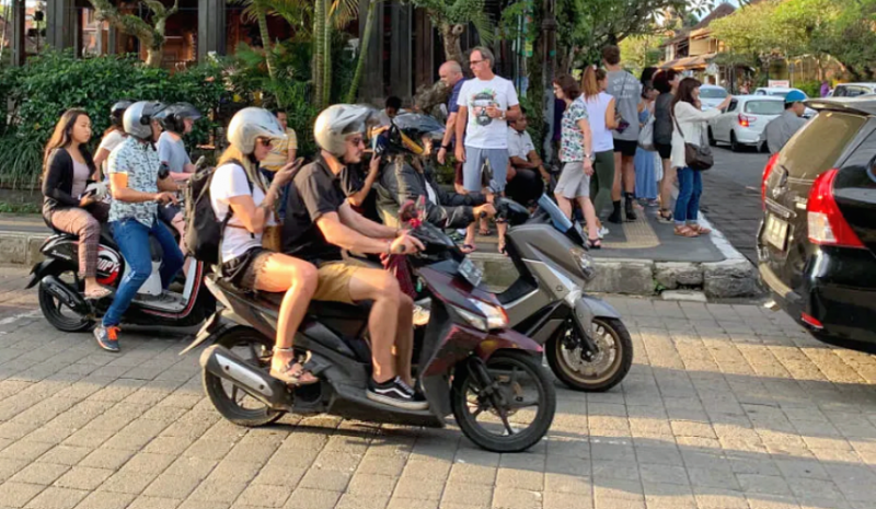 На Бали туристам усложнили аренду мотобайков