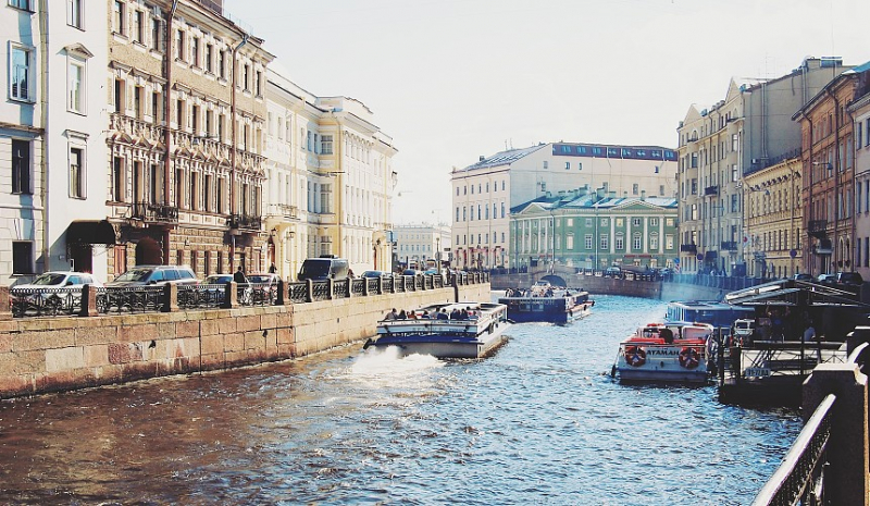 Туристы летом в Петербурге предпочитают бронировать отели, а не посуточные квартиры