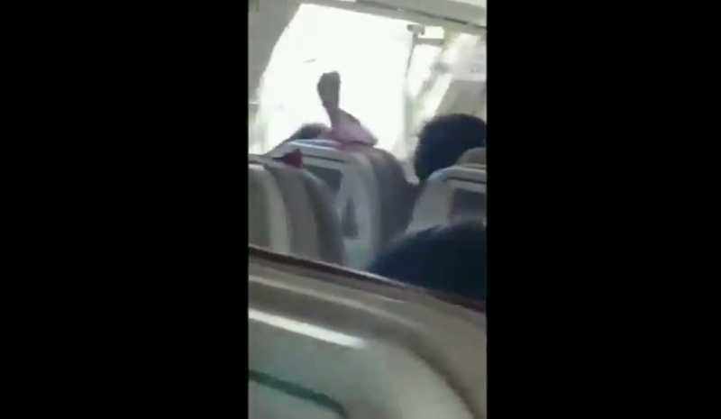 Пассажир Asiana Airlines случайно открыл в полете аварийную дверь
