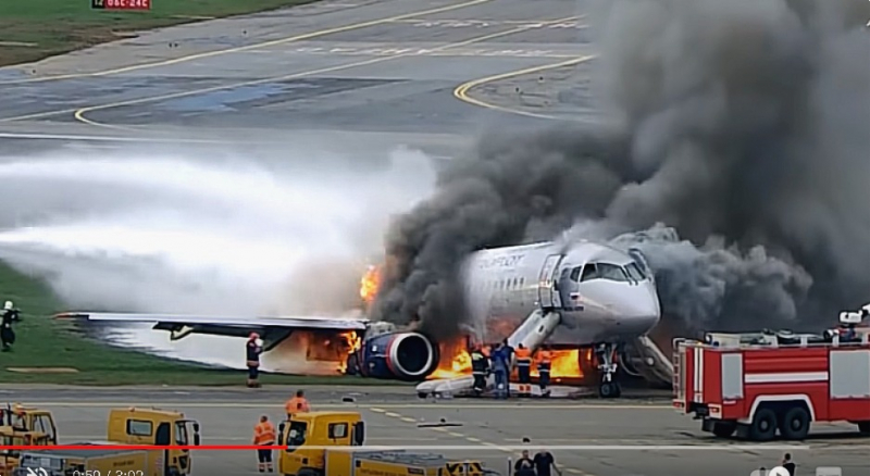 Пассажир Asiana Airlines случайно открыл в полете аварийную дверь
