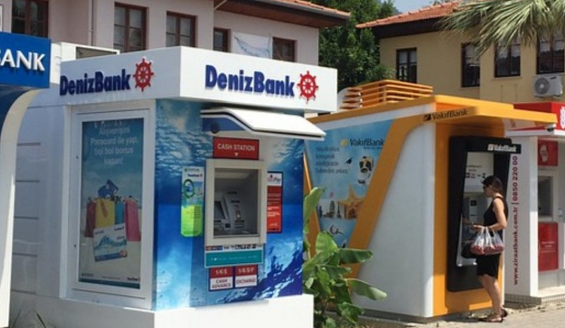 Туристы боятся остаться без иностранных карт после сбоя в турецком банке