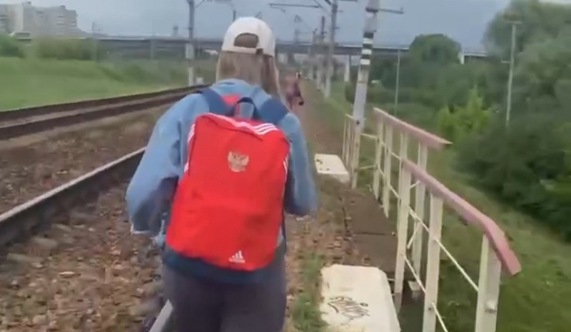 Пешком по железной дороге: после отмены аэроэкспресса туристы пытались не опоздать на рейс