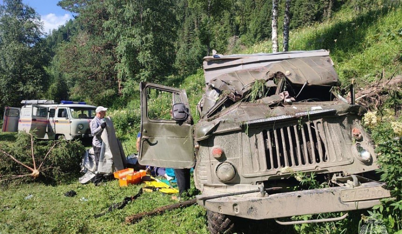На Алтае снова перевернулся грузовик с туристами – один человек погиб