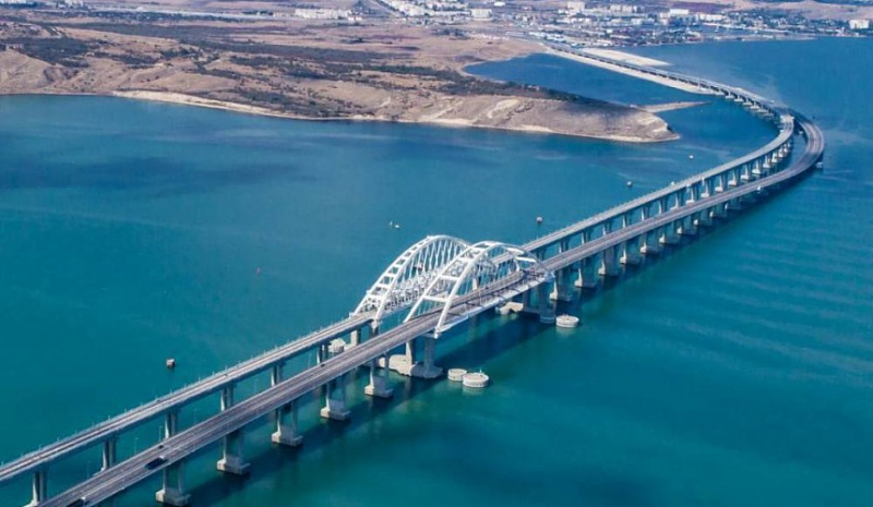 Движение по Крымскому мосту приостановлено из-за ЧП