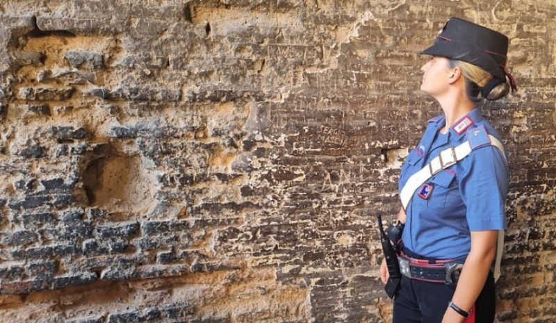 В Риме снова задержали туриста, который царапал свое имя на стене Колизея