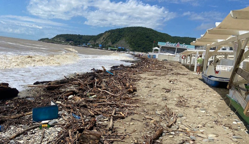 Туристы под Туапсе публикуют видео заваленных мусором пляжей