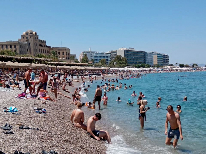 Российские туристы продолжают загорать на пляжах в свободной от пожаров части Родоса