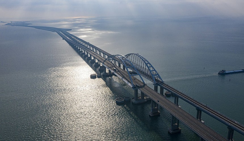 Туристы надеются на открытие реверсивного движения по Крымскому мосту