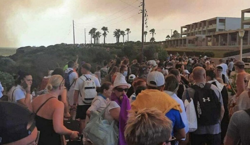 На Родосе шестые сутки горят леса и дома: тысячи туристов эвакуированы
