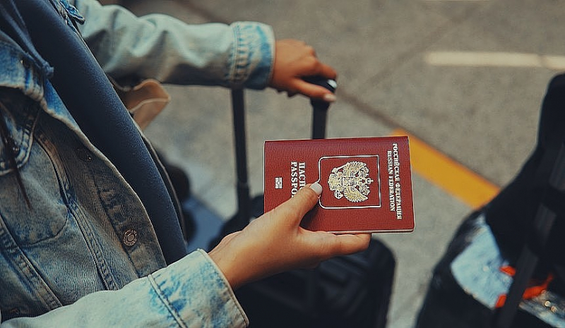 Туристка, четыре года летающая по паспорту с девичьей фамилией, надеется проскочить границу