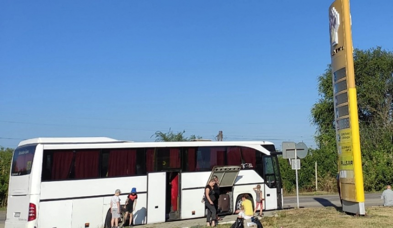 Туристы из Белгорода провели ночь в сломанном автобусе и просят помощи у губернатора