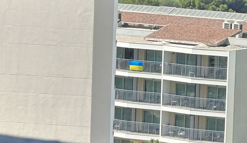 Администрация отеля в Турции попросила туриста убрать украинский флаг с балкона