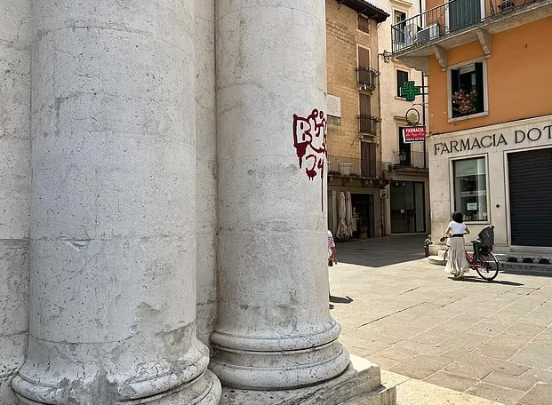 Разбили статую, разрисовали Пизанскую башню: как туристы-вандалы издеваются над памятниками Италии