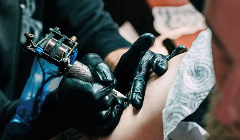 В Австрии туристам предложили годовой проездной за татуировку