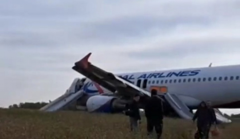 До вылета в Омск у самолета, севшего в поле, была неисправна только крышка унитаза