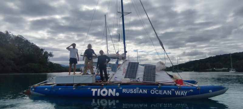 Катамаран российской кругосветки в Тихом океане растерзали акулы